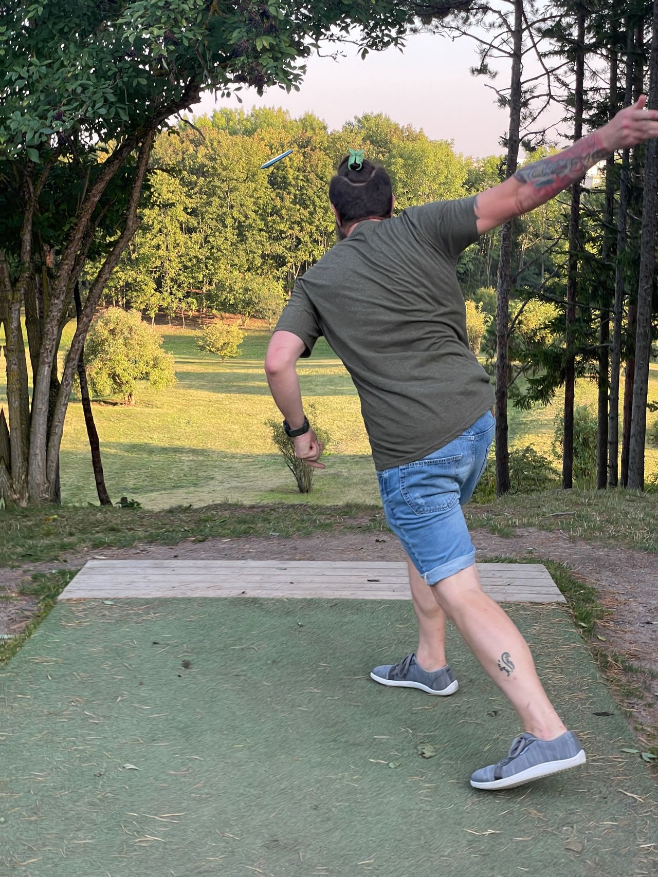 Linus throwing a frisbee in the park